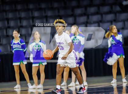 Thumbnail 2 in Omaha Central vs. Millard North photogallery.