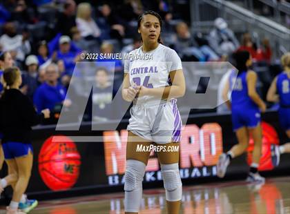 Thumbnail 3 in Omaha Central vs. Millard North photogallery.