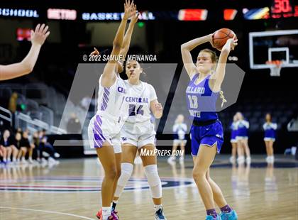 Thumbnail 3 in Omaha Central vs. Millard North photogallery.