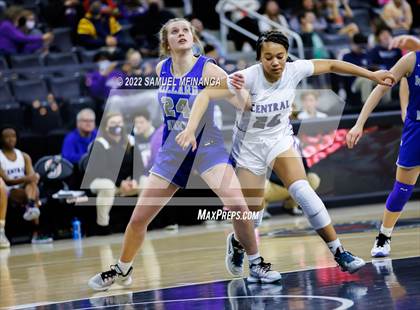 Thumbnail 2 in Omaha Central vs. Millard North photogallery.