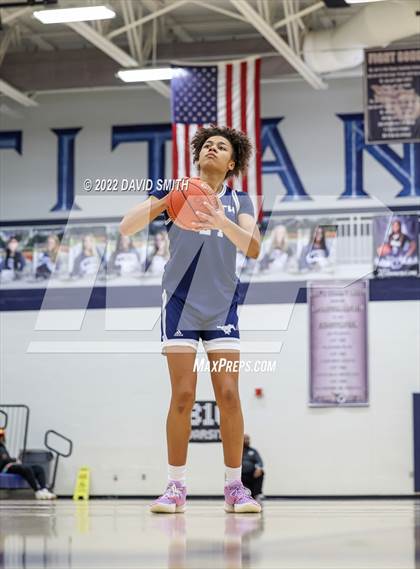 Thumbnail 1 in Blue Valley North vs Lee's Summit West - 810 Varsity Showcase photogallery.