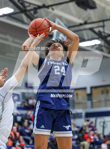 Thumbnail 3 in Blue Valley North vs Lee's Summit West - 810 Varsity Showcase photogallery.