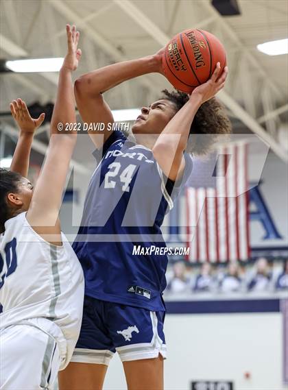 Thumbnail 2 in Blue Valley North vs Lee's Summit West - 810 Varsity Showcase photogallery.
