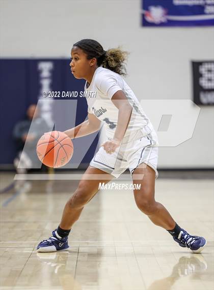 Thumbnail 3 in Blue Valley North vs Lee's Summit West - 810 Varsity Showcase photogallery.