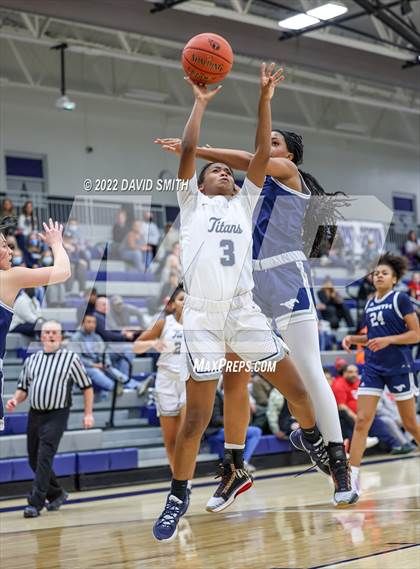 Thumbnail 3 in Blue Valley North vs Lee's Summit West - 810 Varsity Showcase photogallery.