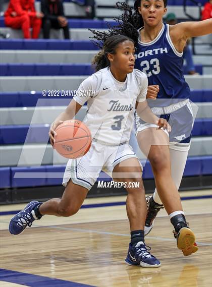 Thumbnail 2 in Blue Valley North vs Lee's Summit West - 810 Varsity Showcase photogallery.