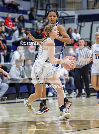 Thumbnail 3 in Blue Valley North vs Lee's Summit West - 810 Varsity Showcase photogallery.