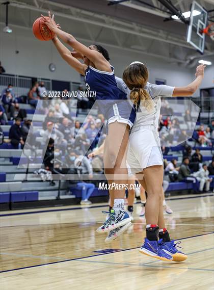 Thumbnail 3 in Blue Valley North vs Lee's Summit West - 810 Varsity Showcase photogallery.