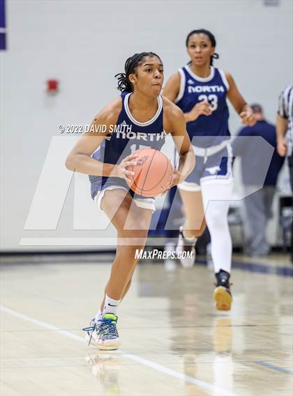 Thumbnail 2 in Blue Valley North vs Lee's Summit West - 810 Varsity Showcase photogallery.