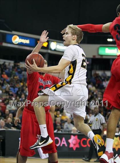 Thumbnail 2 in Lutheran vs. Bishop O'Dowd (CIF State D3 Final) photogallery.