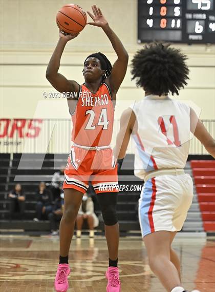 Thumbnail 3 in Shepard vs. Kenwood (IHSA Class 4A Regional Semifinal) photogallery.