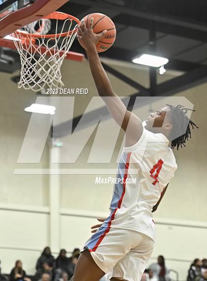 Thumbnail 2 in Shepard vs. Kenwood (IHSA Class 4A Regional Semifinal) photogallery.