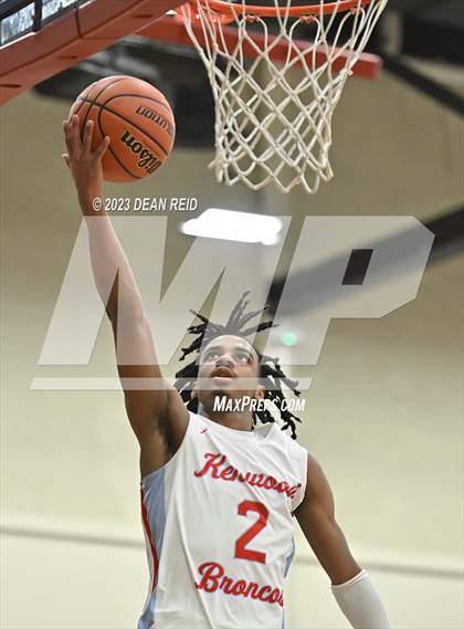Thumbnail 3 in Shepard vs. Kenwood (IHSA Class 4A Regional Semifinal) photogallery.