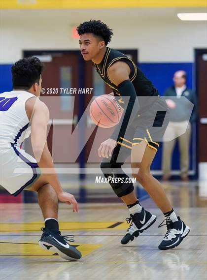 Thumbnail 3 in Avon vs. Brownsburg (IHSAA 4A Sectional) photogallery.