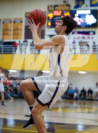 Thumbnail 1 in Avon vs. Brownsburg (IHSAA 4A Sectional) photogallery.