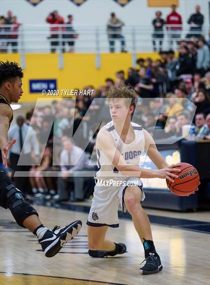 Thumbnail 3 in Avon vs. Brownsburg (IHSAA 4A Sectional) photogallery.