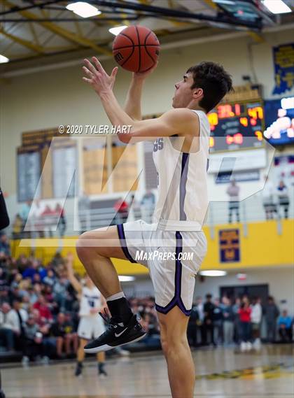 Thumbnail 2 in Avon vs. Brownsburg (IHSAA 4A Sectional) photogallery.