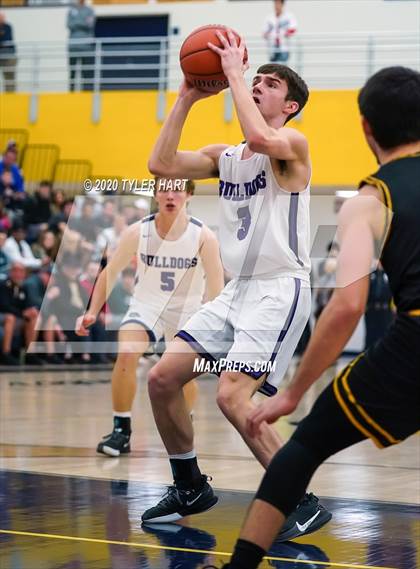 Thumbnail 3 in Avon vs. Brownsburg (IHSAA 4A Sectional) photogallery.