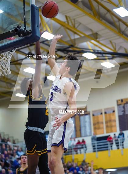 Thumbnail 3 in Avon vs. Brownsburg (IHSAA 4A Sectional) photogallery.