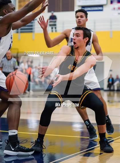 Thumbnail 2 in Avon vs. Brownsburg (IHSAA 4A Sectional) photogallery.