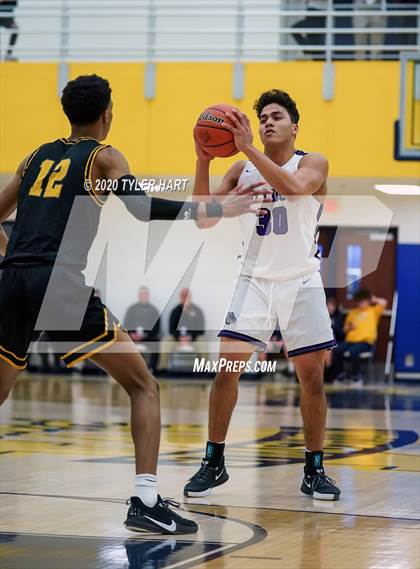 Thumbnail 1 in Avon vs. Brownsburg (IHSAA 4A Sectional) photogallery.