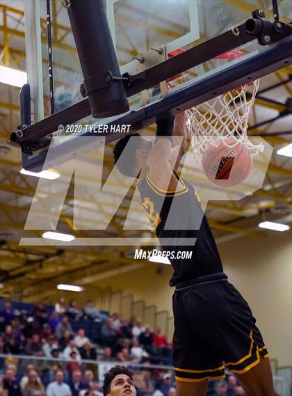 Thumbnail 1 in Avon vs. Brownsburg (IHSAA 4A Sectional) photogallery.