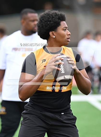 Thumbnail 3 in Dominguez vs. Muir (LB Poly Legends 7x7) photogallery.