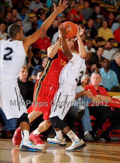 Thumbnail 2 in Loyola vs. Taft (Nike Extravaganza) photogallery.