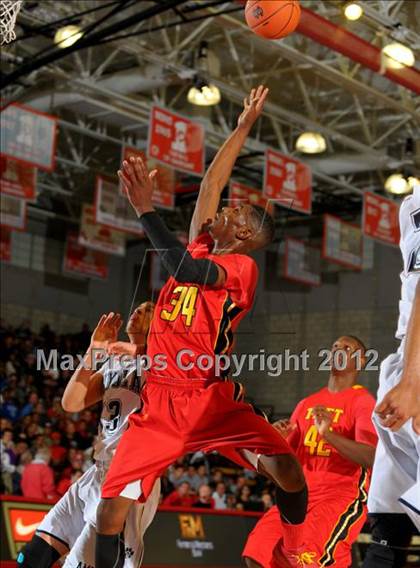 Thumbnail 1 in Loyola vs. Taft (Nike Extravaganza) photogallery.