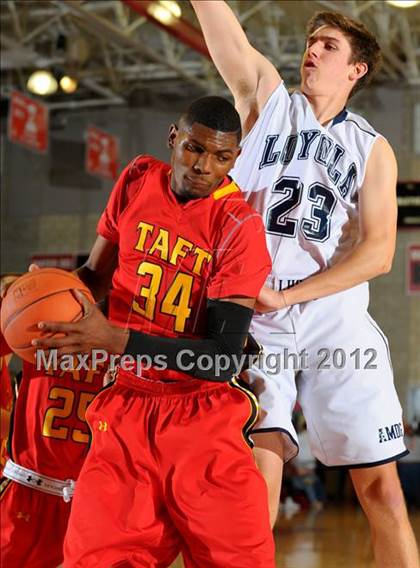 Thumbnail 2 in Loyola vs. Taft (Nike Extravaganza) photogallery.