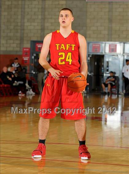 Thumbnail 2 in Loyola vs. Taft (Nike Extravaganza) photogallery.