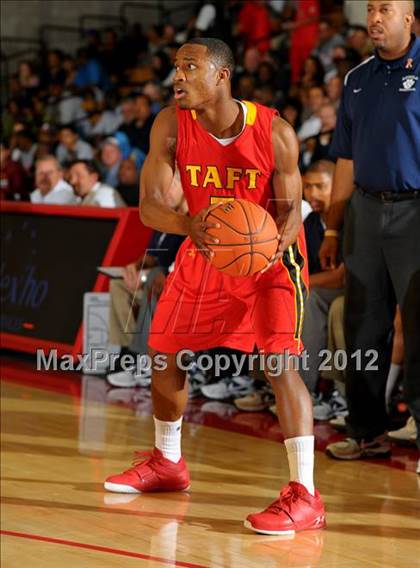 Thumbnail 2 in Loyola vs. Taft (Nike Extravaganza) photogallery.