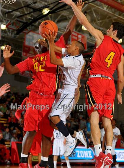 Thumbnail 1 in Loyola vs. Taft (Nike Extravaganza) photogallery.