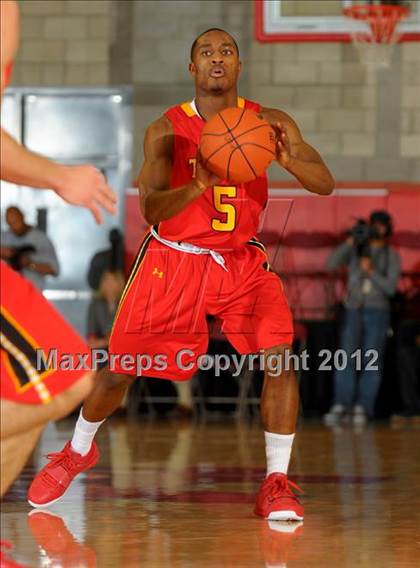 Thumbnail 2 in Loyola vs. Taft (Nike Extravaganza) photogallery.