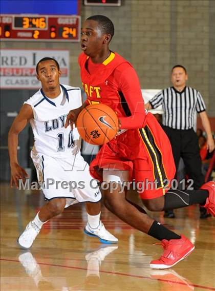 Thumbnail 1 in Loyola vs. Taft (Nike Extravaganza) photogallery.