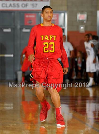 Thumbnail 3 in Loyola vs. Taft (Nike Extravaganza) photogallery.