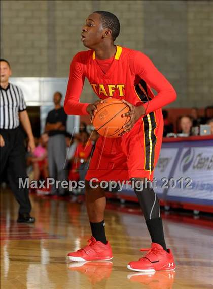 Thumbnail 3 in Loyola vs. Taft (Nike Extravaganza) photogallery.