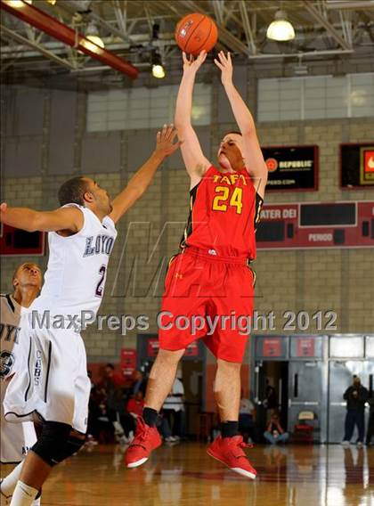 Thumbnail 3 in Loyola vs. Taft (Nike Extravaganza) photogallery.