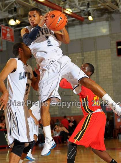 Thumbnail 2 in Loyola vs. Taft (Nike Extravaganza) photogallery.