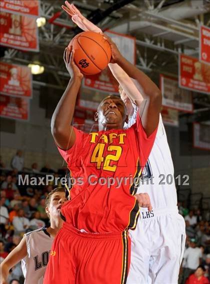 Thumbnail 1 in Loyola vs. Taft (Nike Extravaganza) photogallery.