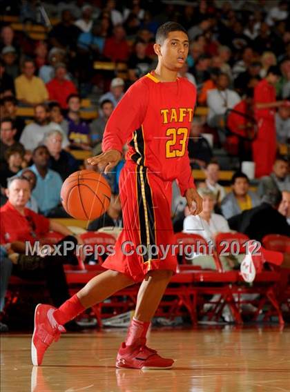 Thumbnail 3 in Loyola vs. Taft (Nike Extravaganza) photogallery.