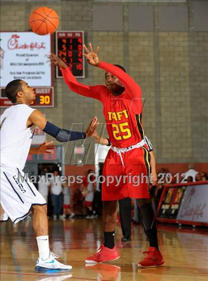 Thumbnail 1 in Loyola vs. Taft (Nike Extravaganza) photogallery.