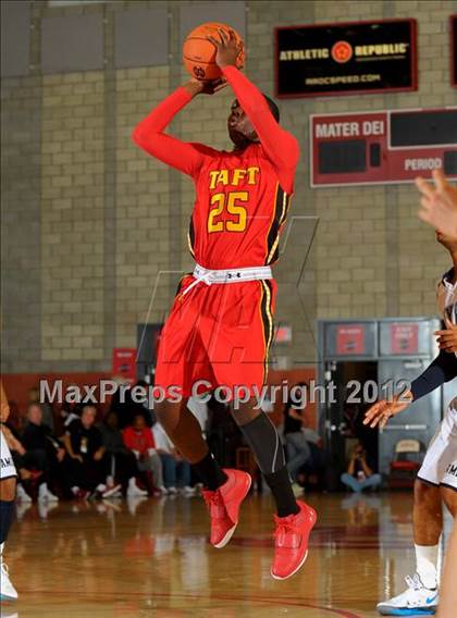 Thumbnail 1 in Loyola vs. Taft (Nike Extravaganza) photogallery.