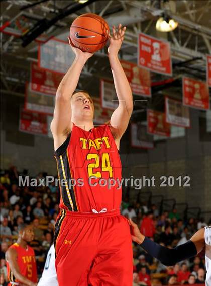 Thumbnail 1 in Loyola vs. Taft (Nike Extravaganza) photogallery.