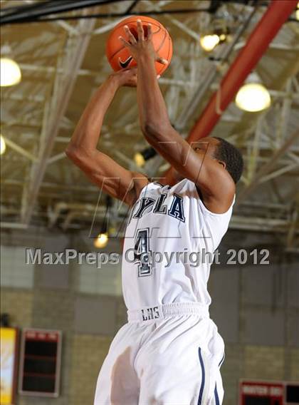 Thumbnail 1 in Loyola vs. Taft (Nike Extravaganza) photogallery.