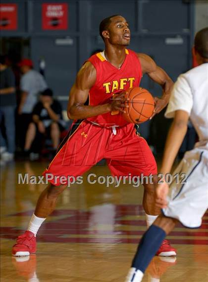 Thumbnail 1 in Loyola vs. Taft (Nike Extravaganza) photogallery.