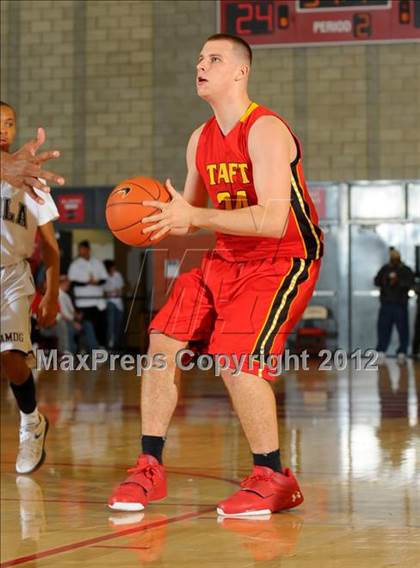 Thumbnail 2 in Loyola vs. Taft (Nike Extravaganza) photogallery.