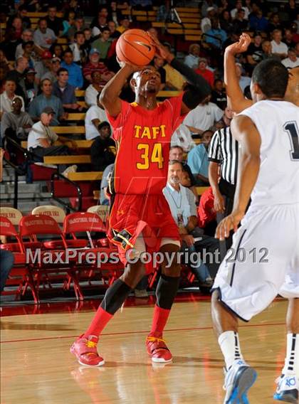 Thumbnail 2 in Loyola vs. Taft (Nike Extravaganza) photogallery.