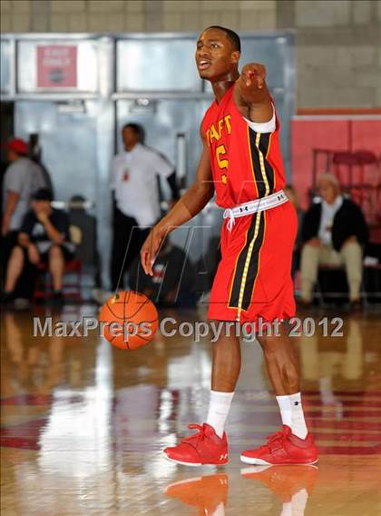 Thumbnail 3 in Loyola vs. Taft (Nike Extravaganza) photogallery.