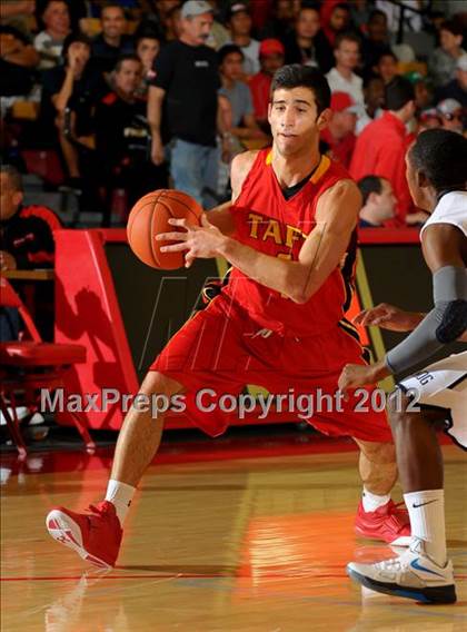 Thumbnail 2 in Loyola vs. Taft (Nike Extravaganza) photogallery.